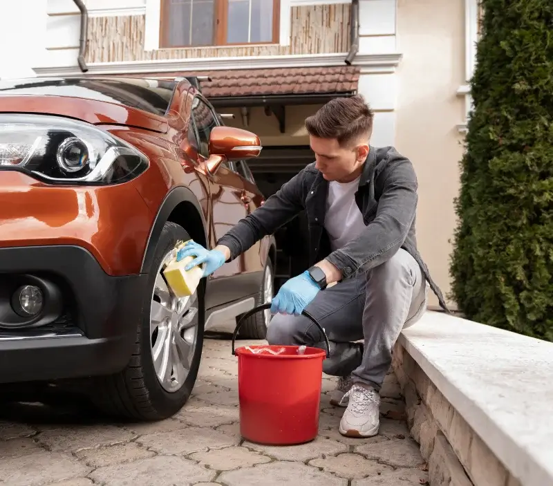 Lavage auto à domicile Trizay-lès-Bonneval : professionnel intervenant sur un véhicule